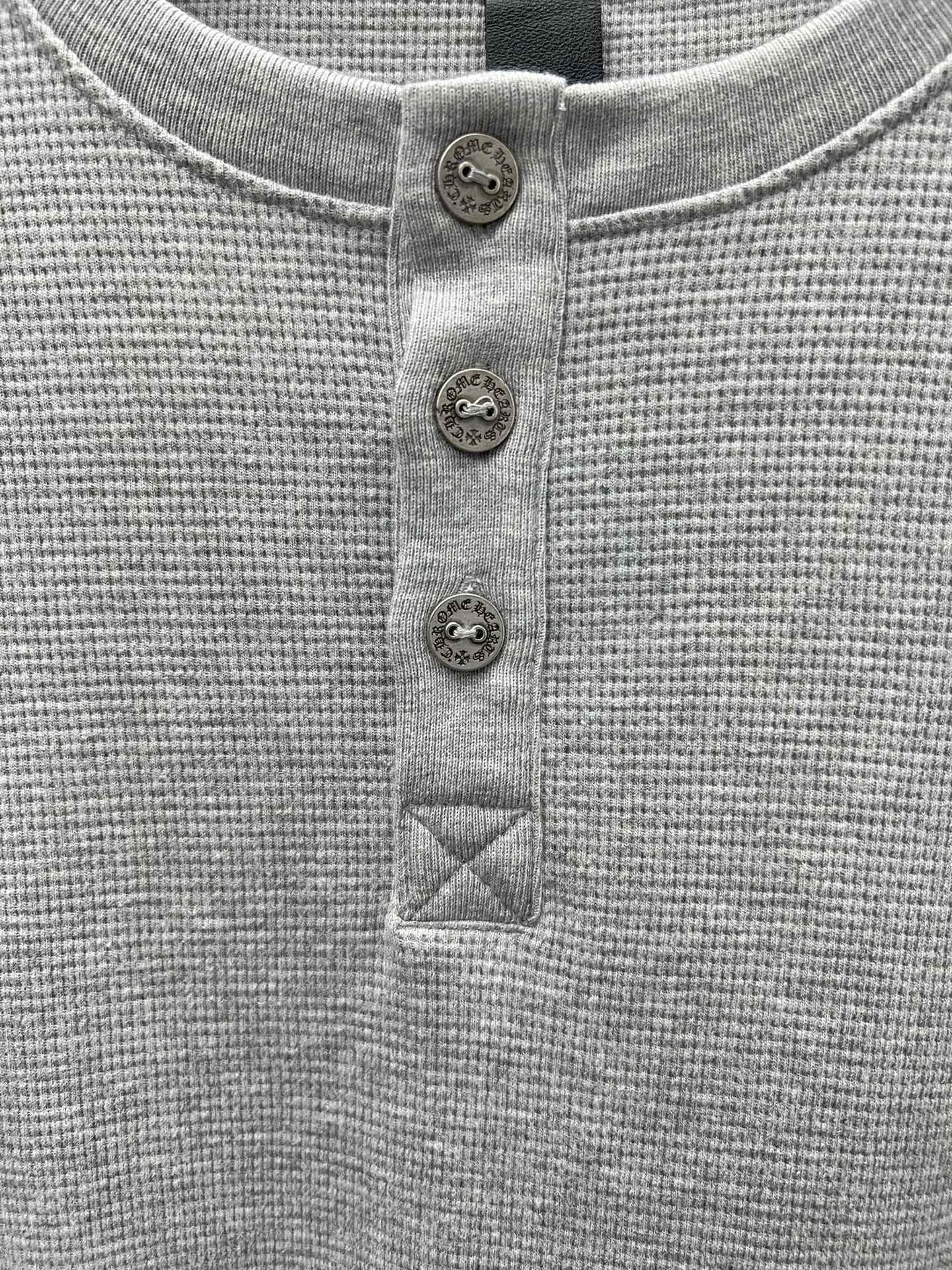🅿️430 Crow Heart 25SS Sanskrit Henley Collar Waffle Sweatshirt. The fabric is made of 350g cotton waffle double-layer material before washing. Same style for men and women. Size: S.M.L